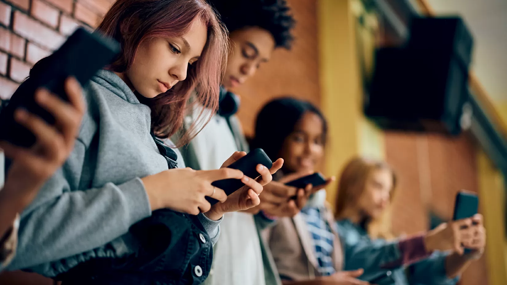 De olho em restrição, agência francesa alerta que redes sociais prejudicam adolescentes