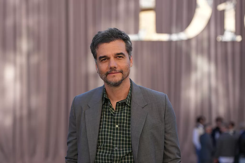 Na rota de Fernanda Torres: Wagner Moura entra no radar da moda internacional e marca presença na Dior Homme