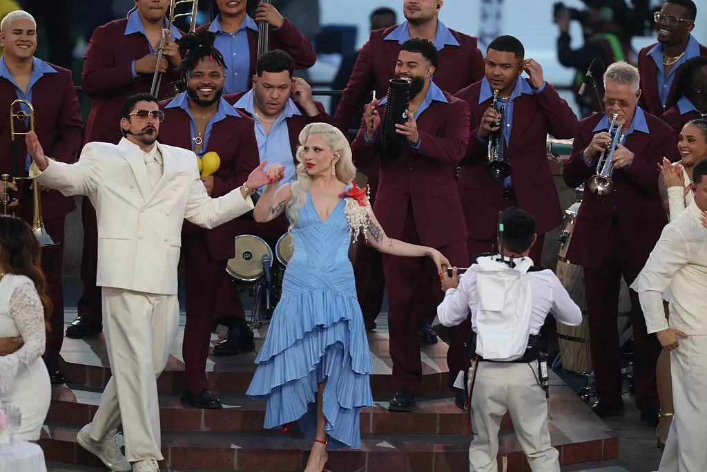 Bad Bunny de Zara, Lady Gaga de azul: os looks usáveis do Super Bowl 2026