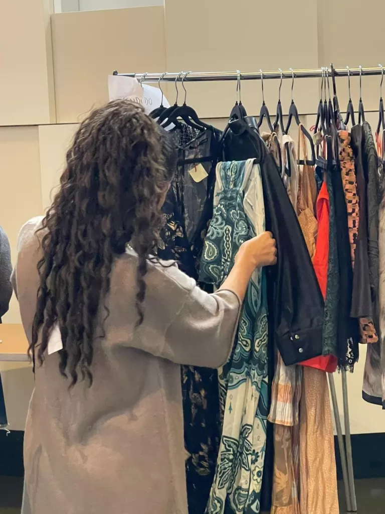O Bazar Pre-Loved Clothes: inspirando mulheres de todas as comunidades