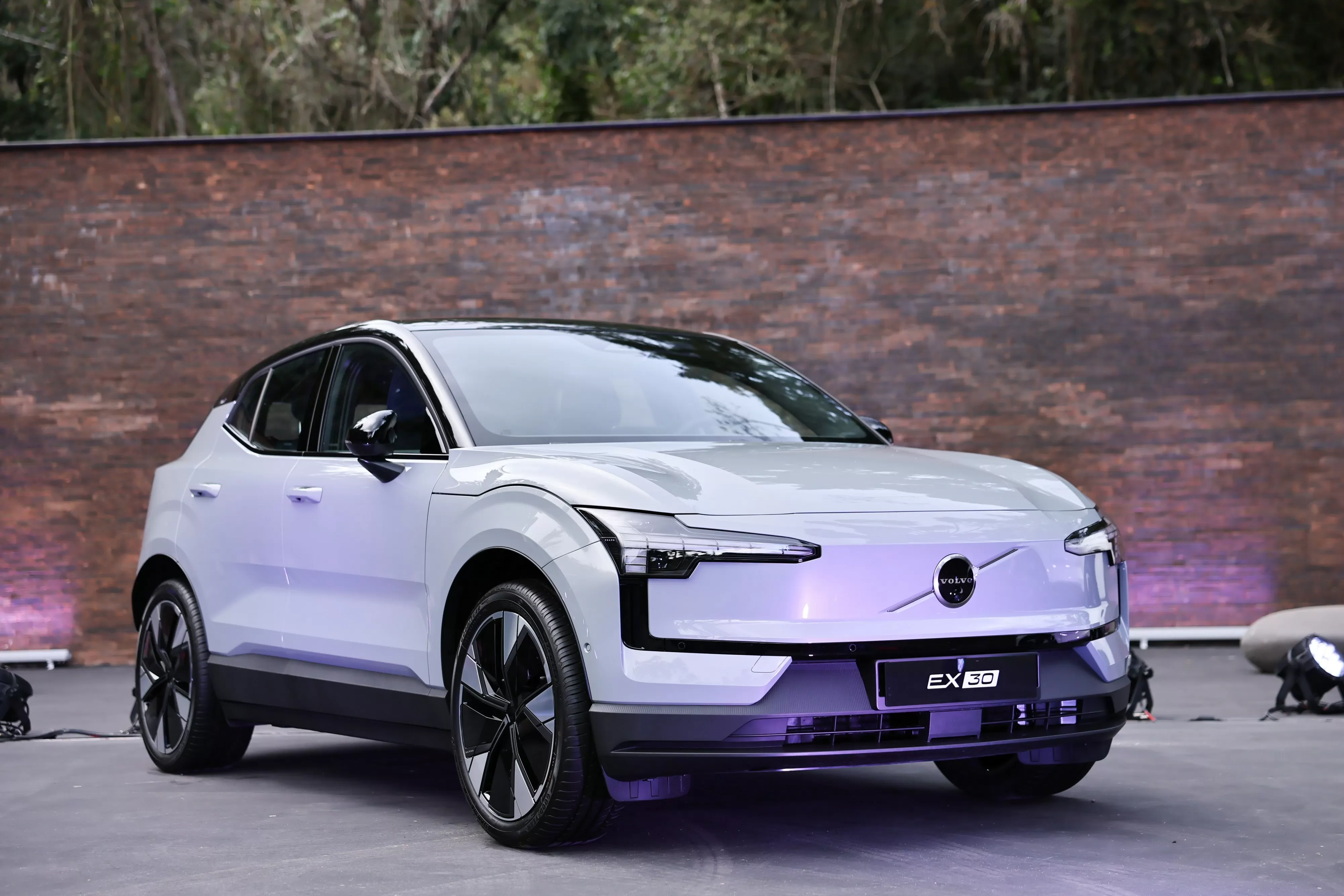Volvo anuncia recall por problema na bateria do EX30