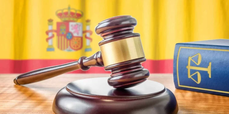 Coloca gravador no casaco da filha para vigiar o ‘ex’. Acabou condenada