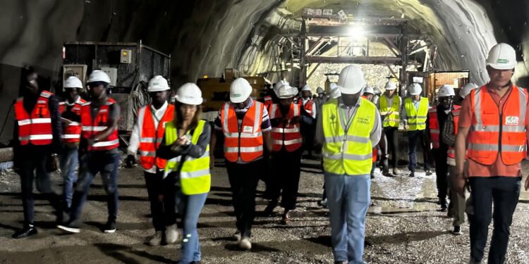 O Ministro da Energia e Águas visita as obras do Aproveitamento Hidroelétrico de Caculo Cabaça