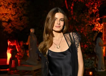 Fã de camisolas e reflexões pós-30 anos: as revelações de Camila Queiroz