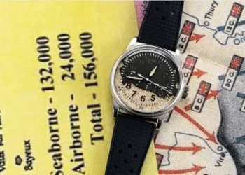 Relógio homenageia Dia D com areia das praias da Normandia