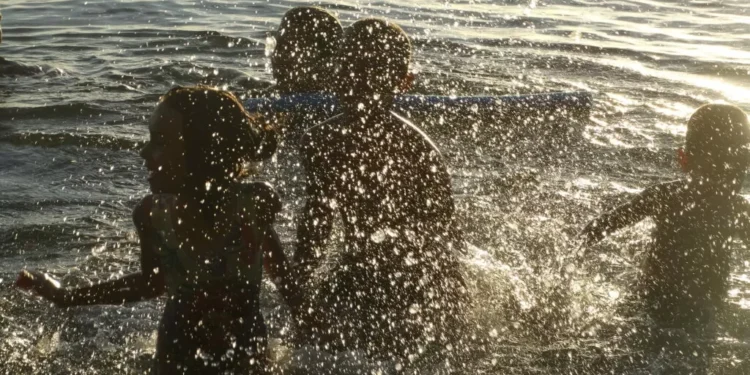 ENQUANTO O POVO BRIGA POR CANDIDATOS, OS POLÍTICOS TRABALHAM NA TENTATIVA DE PRIVITIZAR AS PRAIAS BRASILEIRA