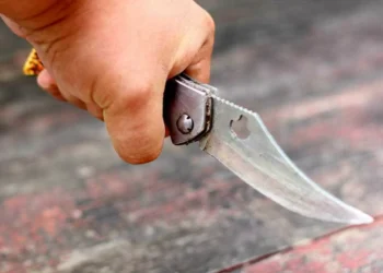 Segurança ameaça com faca jovens que entraram em estádio sem autorização