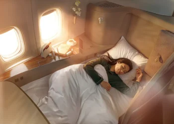 Luxo, grifes e um arsenal de mimos: a volta da primeira classe de voos