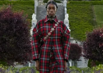 Xadrez e homenagem à rainha decapitada: o desfile da Dior na Escócia