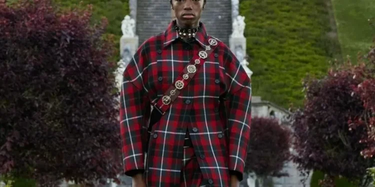 Xadrez e homenagem à rainha decapitada: o desfile da Dior na Escócia