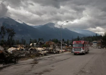 Incêndio consome cidade turística no Canadá. Eis as imagens