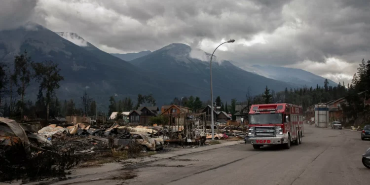 Incêndio consome cidade turística no Canadá. Eis as imagens