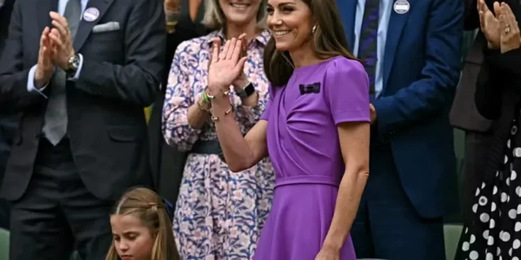 Em segunda aparição pública, Kate Middleton é aplaudida de pé