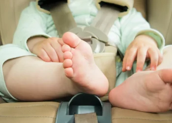 Menino bate desesperado na janela do carro após ser ali deixado pela mãe