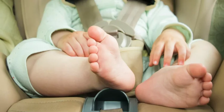 Menino bate desesperado na janela do carro após ser ali deixado pela mãe