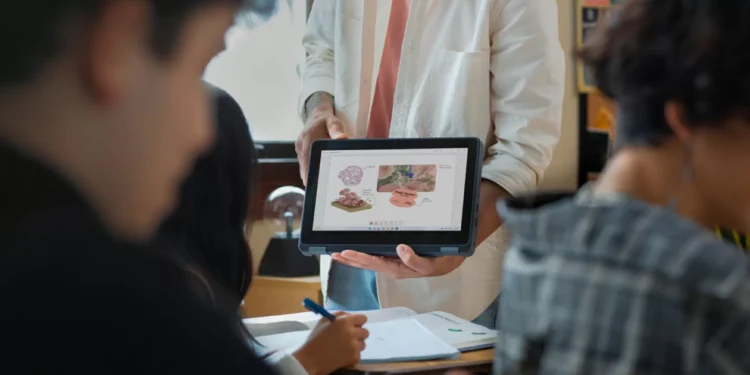 Acesso à internet nas escolas aumenta, mas conectividade preocupa, diz pesquisa