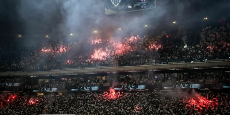 Polícia intervém e efeito de gás paralisa jogo entre Atlético-MG e San Lorenzo; veja