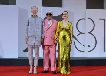 Brilho, alta costura e barbiecore: o dramático red carpet de Almodóvar em Veneza