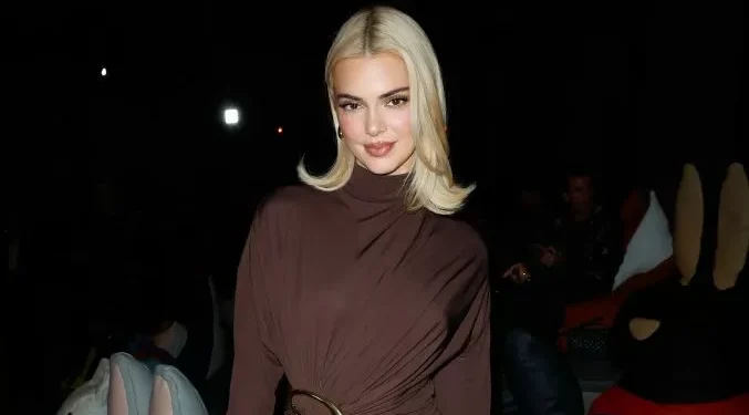 A culpa é do vestido: Kendall Jenner chama atenção por modelo de “efeito barriga negativa”