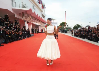 Quem é a atriz que conseguiu causar grande impacto com look minimalista em Veneza?