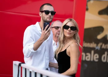 O detalhe do pretinho nada básico de Sienna Miller que parou Veneza