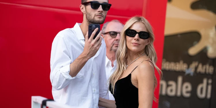 O detalhe do pretinho nada básico de Sienna Miller que parou Veneza