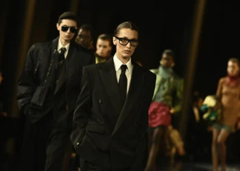 Mulheres de Terno: Bella Hadid volta às passarelas na Saint Laurent