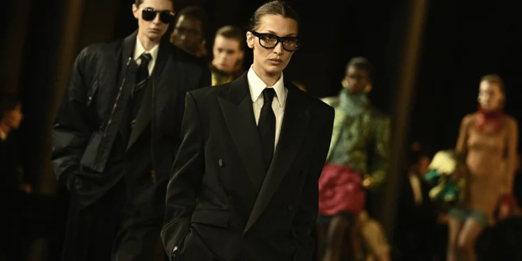 Mulheres de Terno: Bella Hadid volta às passarelas na Saint Laurent