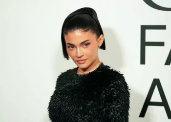 Preto, branco e vermelho dominam o “Oscar da Moda”. Veja os looks