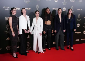 Calça comprida e cores neutras marcam os looks femininos no Bola de Ouro 2024