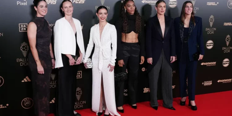 Calça comprida e cores neutras marcam os looks femininos no Bola de Ouro 2024