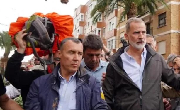 rei Felipe VI e a rainha Letizia foram recebidos com lama pela população após enchentes em Espanha
