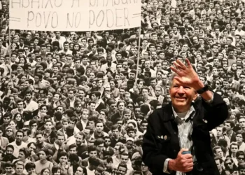 Morre Evandro Teixeira, fotojornalista que registrou a ditadura no Brasil e no Chile, aos 88 anos