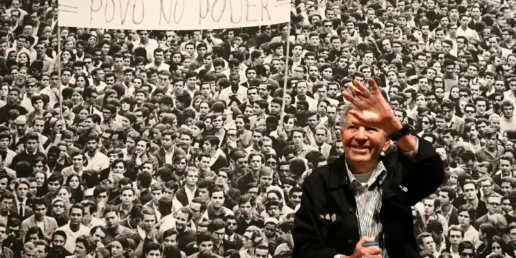 Morre Evandro Teixeira, fotojornalista que registrou a ditadura no Brasil e no Chile, aos 88 anos