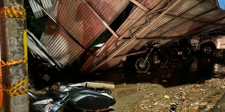 Estrutura de supermercado desaba após forte chuva no interior de SP