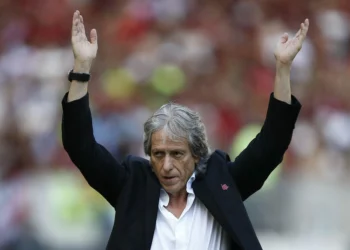 Jorge Jesus liga para Benja ao vivo e ouve: “Vem para o Corinthians”
