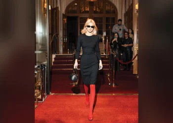 Pernas coloridas: imensa paleta de tonalidades vivas de meias-calças invade a moda