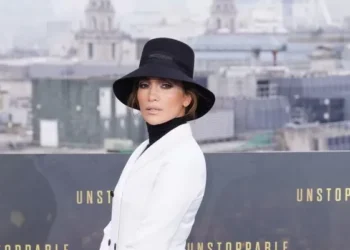 Toda vestida em Dior, Jennifer Lopez chama a atenção por sapatos esquisitos