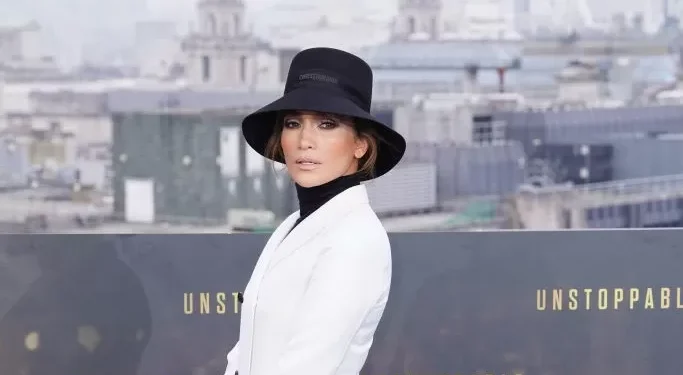 Toda vestida em Dior, Jennifer Lopez chama a atenção por sapatos esquisitos