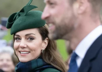 Kate Middleton repete look de Natal e faz a alegria de fashionistas
