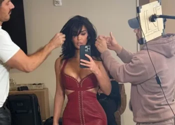 Nem um pé quebrado fez Kim Kardashian descer do salto…