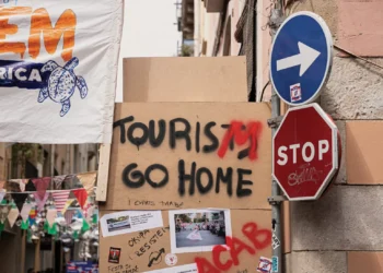 Os turistas se multiplicam, revoltam cidadãos e levam a dilema: e a economia?