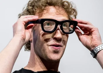 Filha de Elon Musk reage à decisão de Zuckerberg de banir o fact-checking