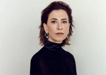 Fernanda Torres escolhe vestido de estilista belga e dá show de elegância no Globo de Ouro