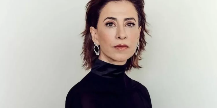 Fernanda Torres escolhe vestido de estilista belga e dá show de elegância no Globo de Ouro