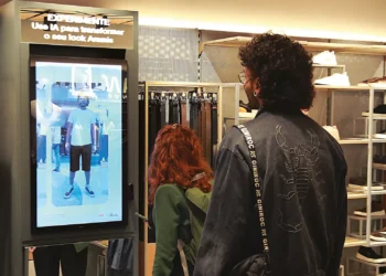 Araras virtuais: marcas investem em provadores de roupas com recurso de IA