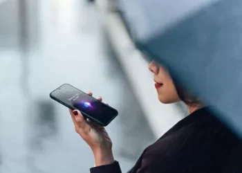 Mulher dos EUA passa horas conversando com chatbot e tem relações sexuais com namorado de IA