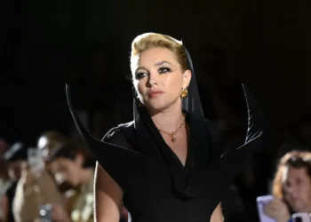 A incrível aparição de manifesto de Florence Pugh em desfile em Londres