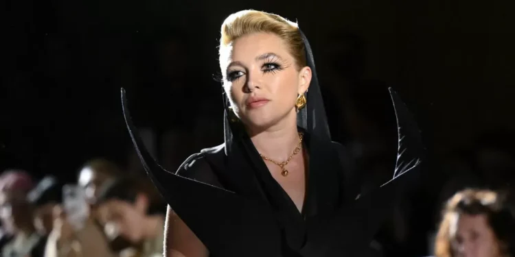 A incrível aparição de manifesto de Florence Pugh em desfile em Londres