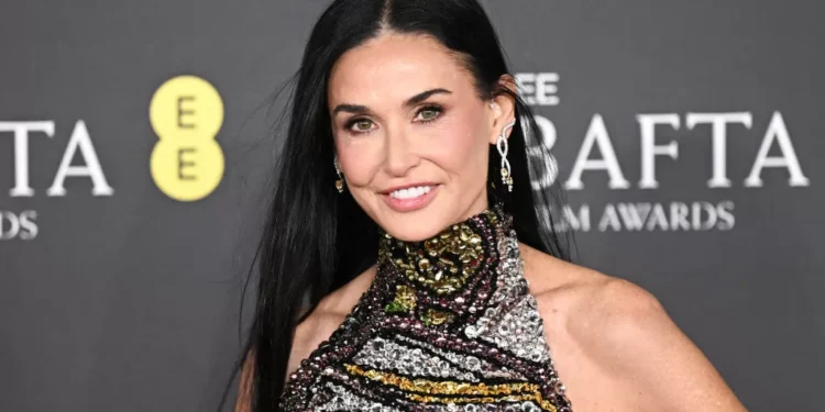 Por que o vestido de Alexander McQueen foi uma escolha perfeita para Demi Moore?